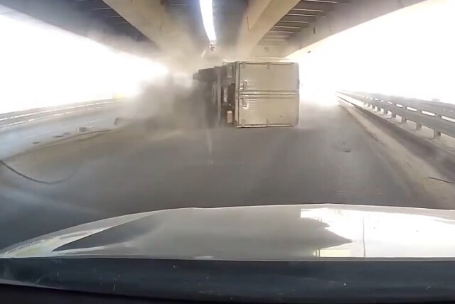 В Подольске фургон врезался в ограждение и опрокинулся