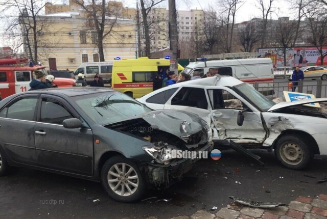 В Туле два автомобиля вылетели на тротуар и сбили пешеходов. ВИДЕО 