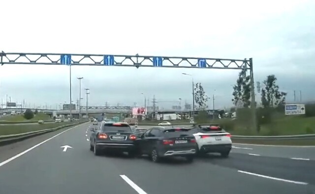 Три автомобиля столкнулись на Московском шоссе в Петербурге