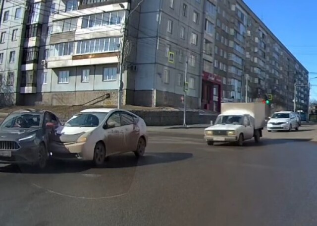 В Красноярске таксист грубо нарушил ПДД и спровоцировал столкновение трех автомобилей 