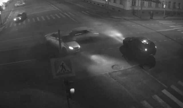 В Ярославле лихач на «Приоре» на скорости протаранил «Гранту»: погибла девушка