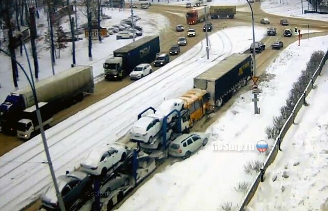 ВИДЕО: в Кемерове автовоз врезался в школьный автобус 