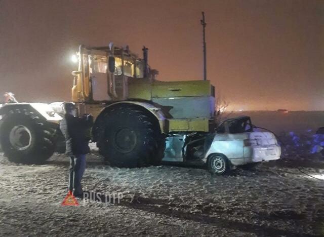 Мужчина и женщина погибли в ДТП с трактором в Оренбургской области 