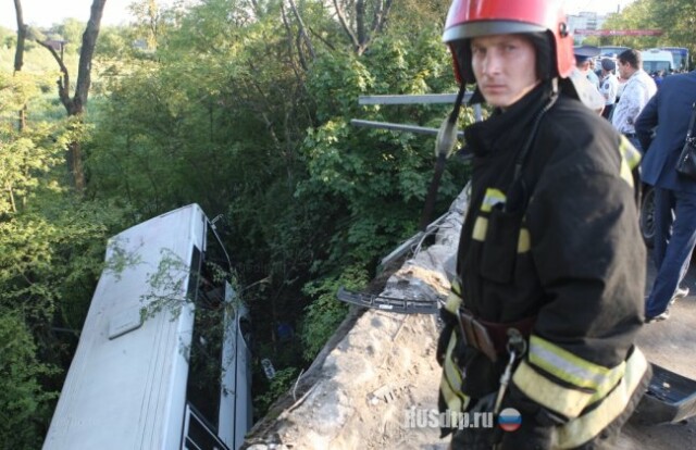 В Калининграде автобус упал с моста 