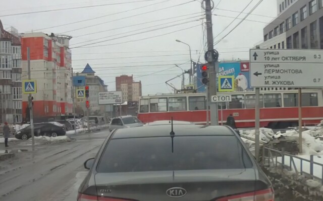 Авария в Омске: трамвай протащил автомобиль несколько метров