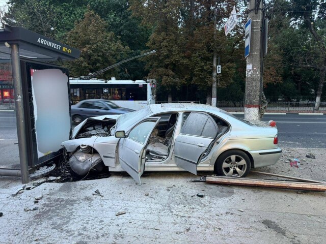 «Стрелка спидометра застыла на отметке 170 км/ч»: BMW врезался в столб и остановку в Симферополе 