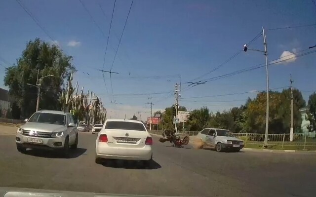 Авария на перекрестке в Симферополе: мотоциклист столкнулся с «Ладой»