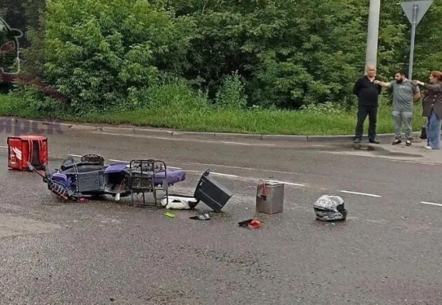 В Красноярске доставщик еды на электровелосипеде не уступил дорогу автобусу 