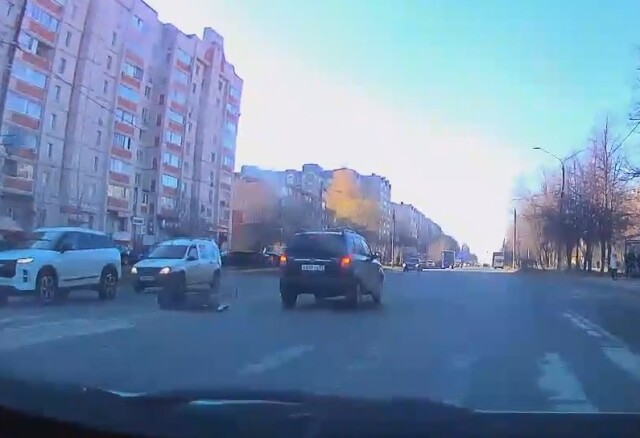 Во Владимире внедорожник сбил девушку на электросамокате