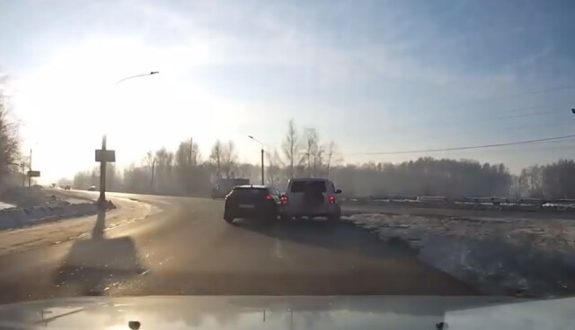 Странный маневр в Омске: Hyundai и УАЗ столкнулись на перекрестке 