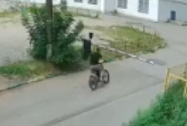 В Кирове мужчина на электровелосипеде снёс шлагбаум и скрылся