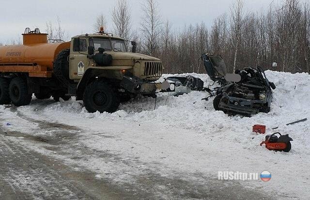 В Коми при столкновении автомобиля с бензовозом погибли 2 человека 