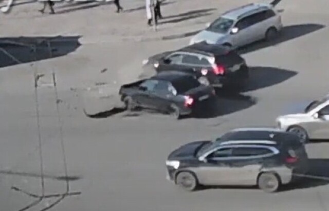 Два автомобиля столкнулись на кольцевом перекрестке возле вокзала в Новокузнецке 