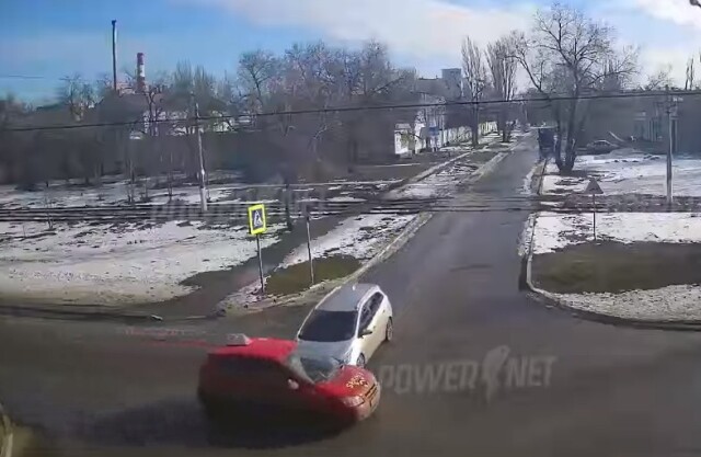 Два автомобиля столкнулись на перекрестке XIX Партсъезда — Свердлова в Волжском