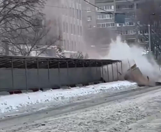 В Москве при сносе здания кирпичная стена рухнула на тротуар и проезжую часть 