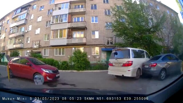 Водитель минивэна скрылся с места ДТП во дворе в Воронеже 
