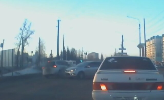 Два легковых автомобиля столкнулись на перекрестке в Брянске 