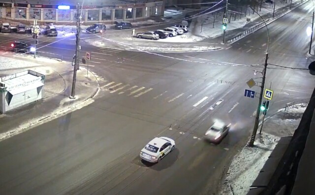 В Вологде автомобиль врезался в ограждение, пытаясь объехать стоящую машину