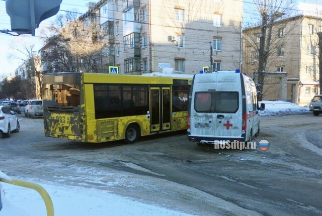 Автобус и скорая помощь столкнулись в Тольятти. ВИДЕО 