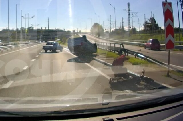 В Сочи водитель автомобиля пытался избежать столкновения с электровелосипедом и перевернулся на крышу 