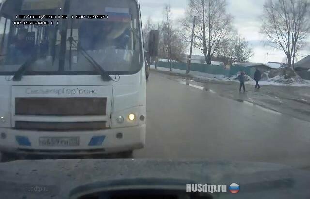 В Сыктывкаре УАЗ лоб в лоб столкнулся с автобусом