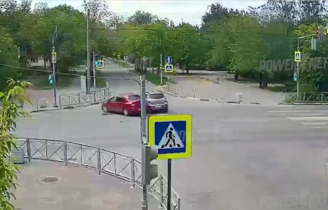 Два Renault столкнулись на перекрестке в Волжском: один ехал на красный, а другой — на зеленый 