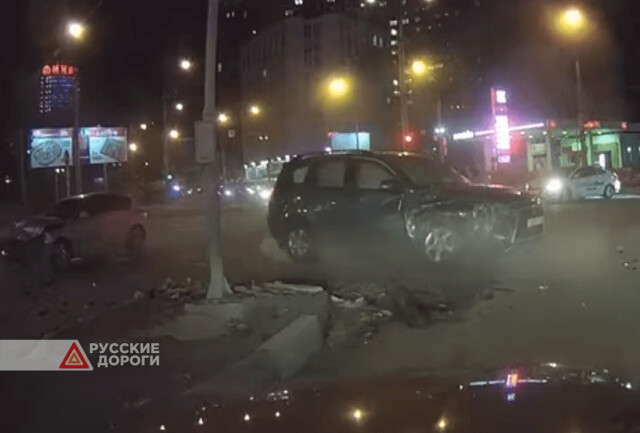 В Новосибирске Mitsubishi при повороте не уступил дорогу встречному автомобилю