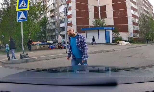 «Пнул машину и повредил себе ногу»: видео конфликта на дороге в Мурманске