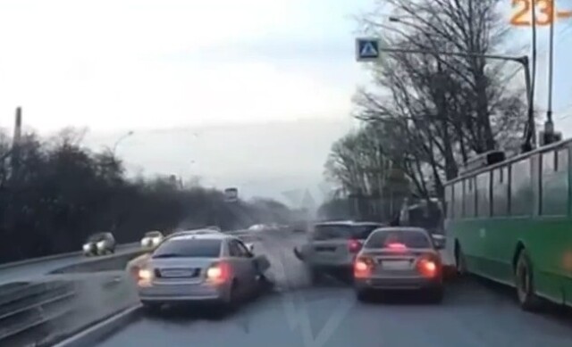Момент массового ДТП в Новосибирске: водитель «Тойоты» не успел затормозить 