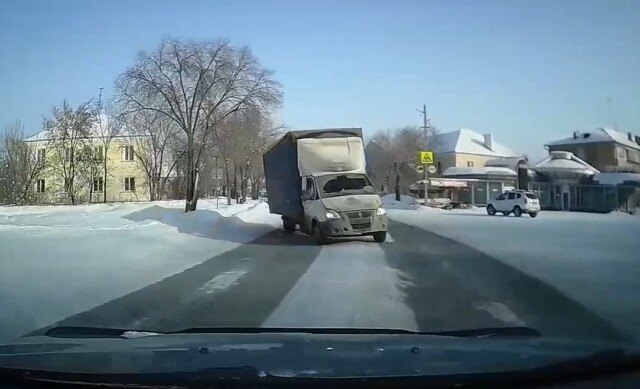 Аварийная ситуация на перекрестке в Магнитогорске. Кто должен был уступить дорогу?