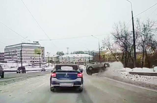 «Выбросило из ледяной колеи»: автомобиль перевернулся в Нижнем Тагиле