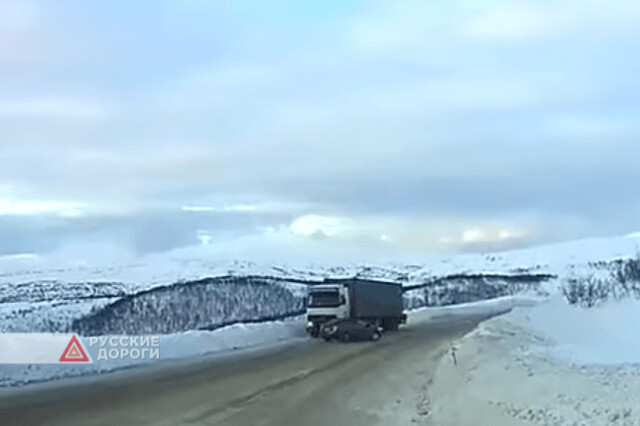 Легковушку вынесло под встречный грузовик в Мурманской области
