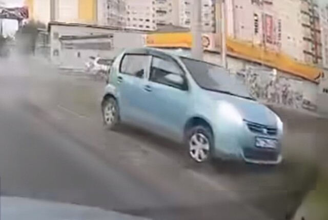«Отказали тормоза»:  автомобиль вылетел с дороги и врезался в столб в Красноярске 