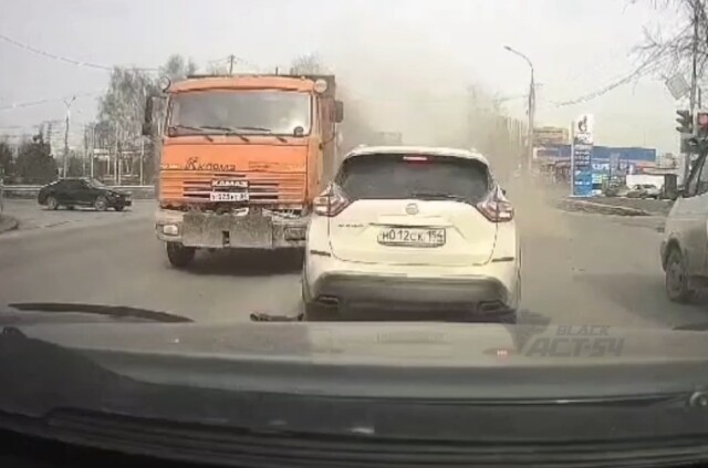 Момент ДТП с пострадавшими в Новосибирске: водитель КамАза двигался на красный 