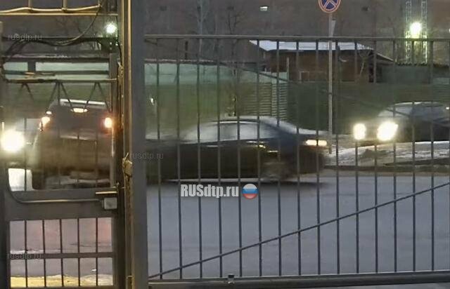 Два автомобиля столкнулись на проезде Серебрякова в Москве