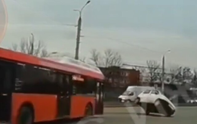 В Ижевске легковой автомобиль столкнулся с автобусом и перевернулся 