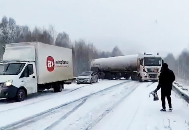 «Решил посыпать дорогу песком»: в Башкирии грузовик не смог подняться в гору и покатился назад 