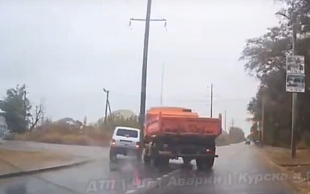 ДТП на перекрестке в Курске: водитель «Нивы» обгонял грузовик, который поворачивал налево