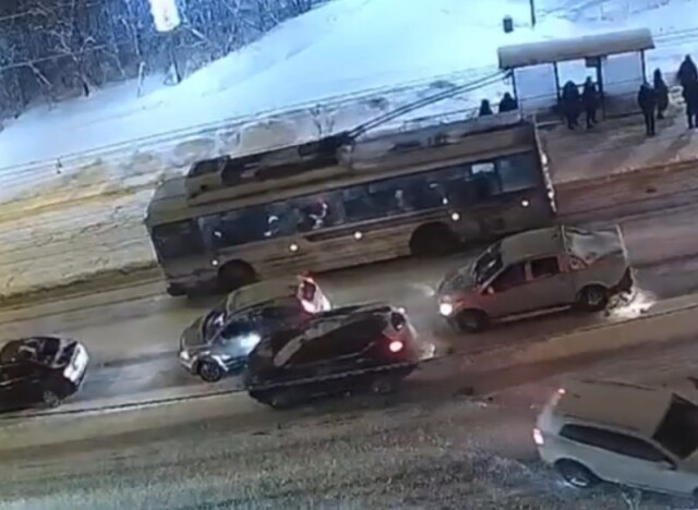 Четыре автомобиля столкнулись на улице Капитана Копытова в Мурманске