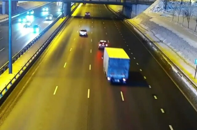 «Отбросило на ограждение»: фургон и легковой автомобиль столкнулись на МСД 