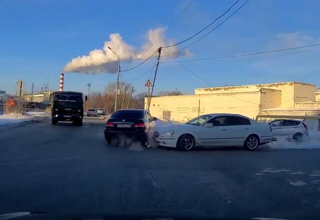 Два «Ниссана» столкнулись на улице Большой в Новосибирске
