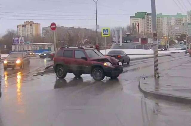 В Энгельсе водитель «Нивы» резко затормозил и врезался в столб 