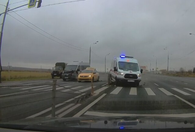 Авария с участием скорой помощи в Подмосковье попала на видео