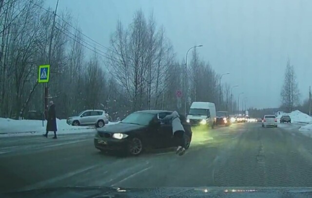 В Петрозаводске женщина на BMW объезжала затор по встречной полосе и сбила пешехода