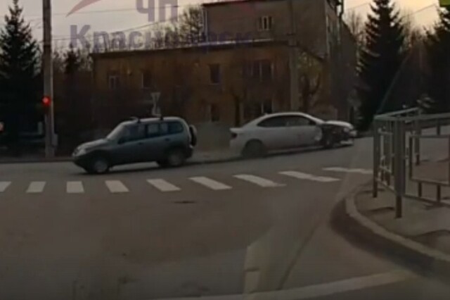 В Красноярске водитель «Нивы» поворачивал налево и не пропустил встречную иномарку 
