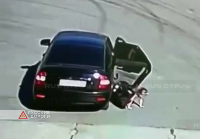 В Оренбурге ребенок выпал из машины