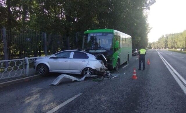 В Екатеринбурге легковой автомобиль вылетел на встречную и столкнулся с автобусом 