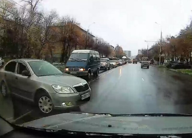 В Рязани водитель «Шкоды» пытался проскочить перекресток и устроил ДТП