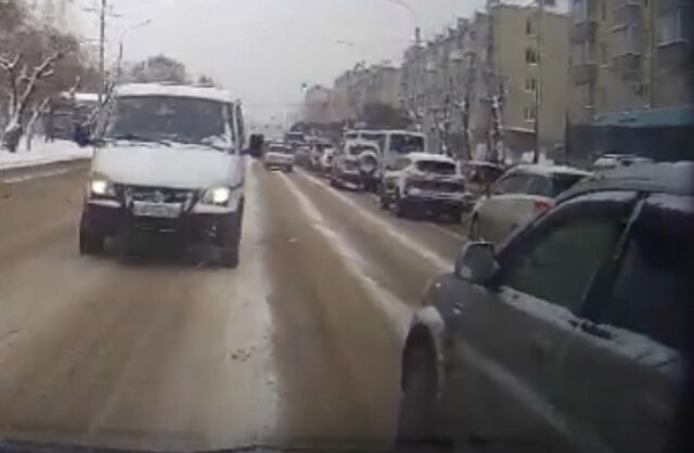 В Красноярске водитель спровоцировал аварию и уехал 