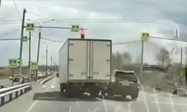 В Иркутске водитель грузовика проехал на красный и едва не снёс два автомобиля 